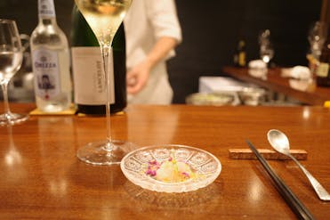 名店紹介「虎峰」。カウンター席で味わう少量多皿のスタイリッシュ中華