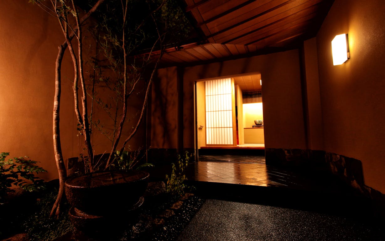 「赤坂 にのまえ」の玄関