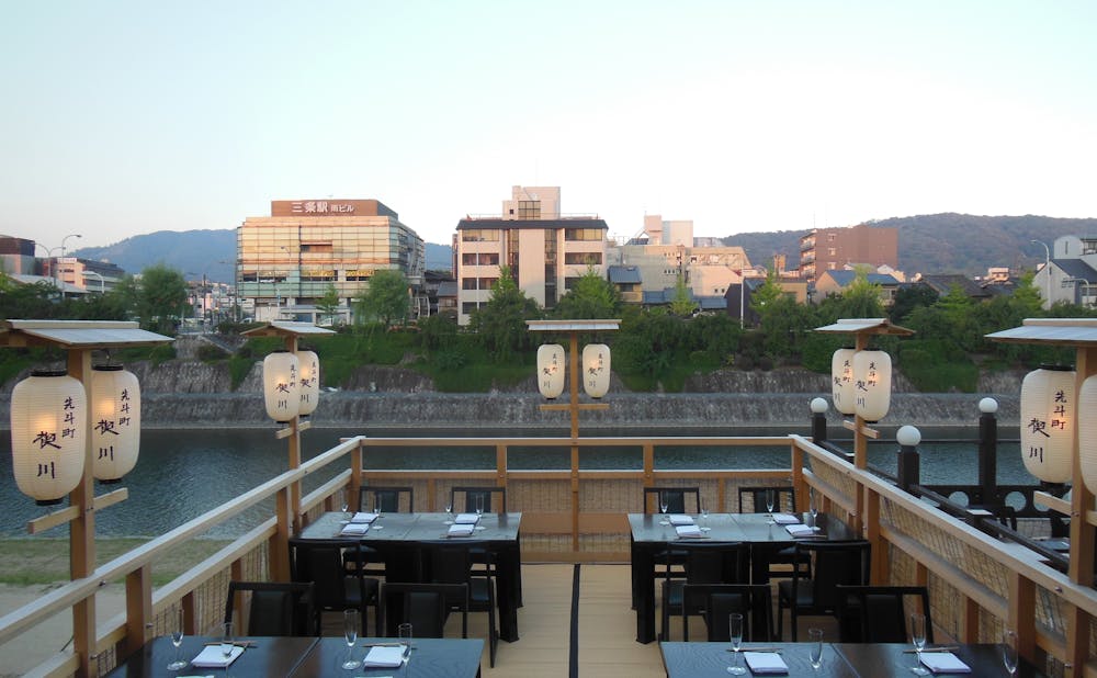 京都の名店紹介 先斗町 禊川 夏の風物詩 鴨川の納涼床で絶品 フランス会席 に舌鼓 Kiwamino