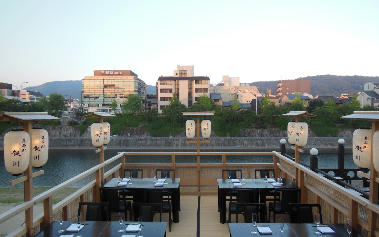 京都の名店紹介 先斗町 禊川 夏の風物詩 鴨川の納涼床で絶品 フランス会席 に舌鼓 Kiwamino 京都の名店紹介 先斗町 禊川 夏の風物詩 鴨川の納涼床で絶品 フランス会席 に舌鼓 Kiwamino