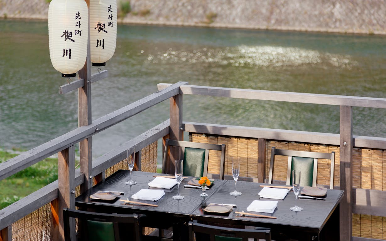 京都の名店紹介 先斗町 禊川 夏の風物詩 鴨川の納涼床で絶品 フランス会席 に舌鼓 Kiwamino 京都の名店紹介 先斗町 禊川 夏の風物詩 鴨川の納涼床で絶品 フランス会席 に舌鼓 Kiwamino