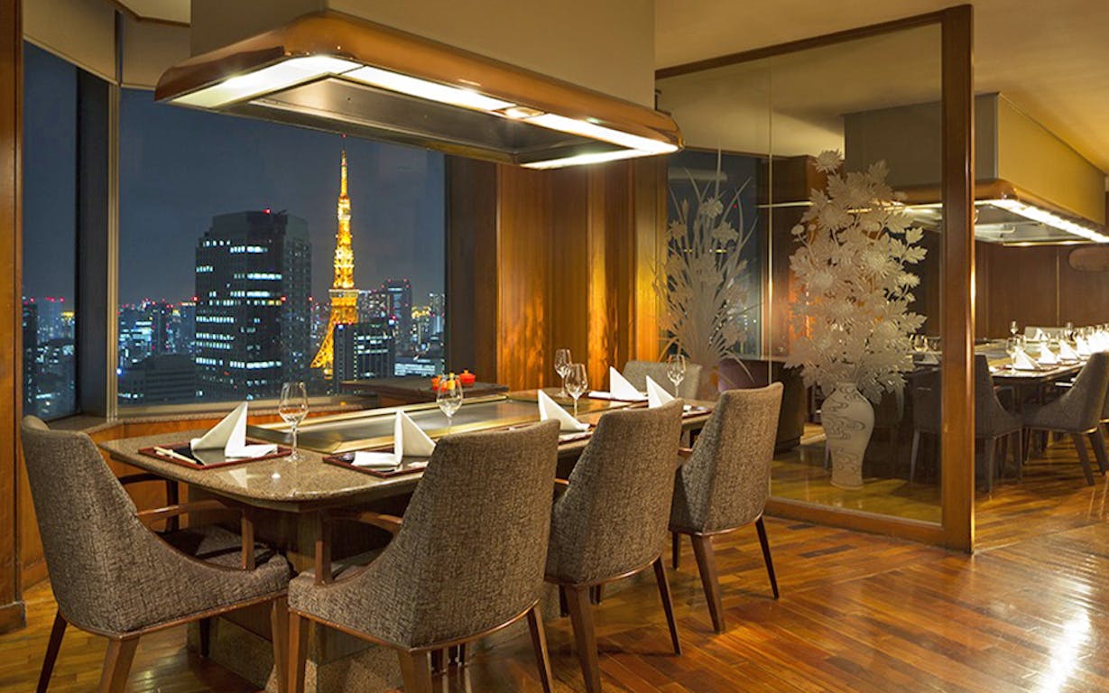 鉄板焼 赤坂の店内