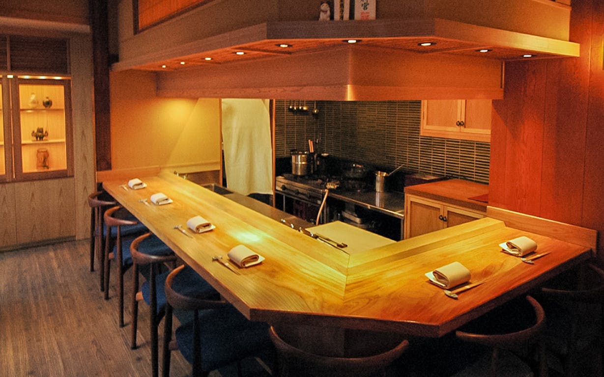 荒木町 たつやの店内