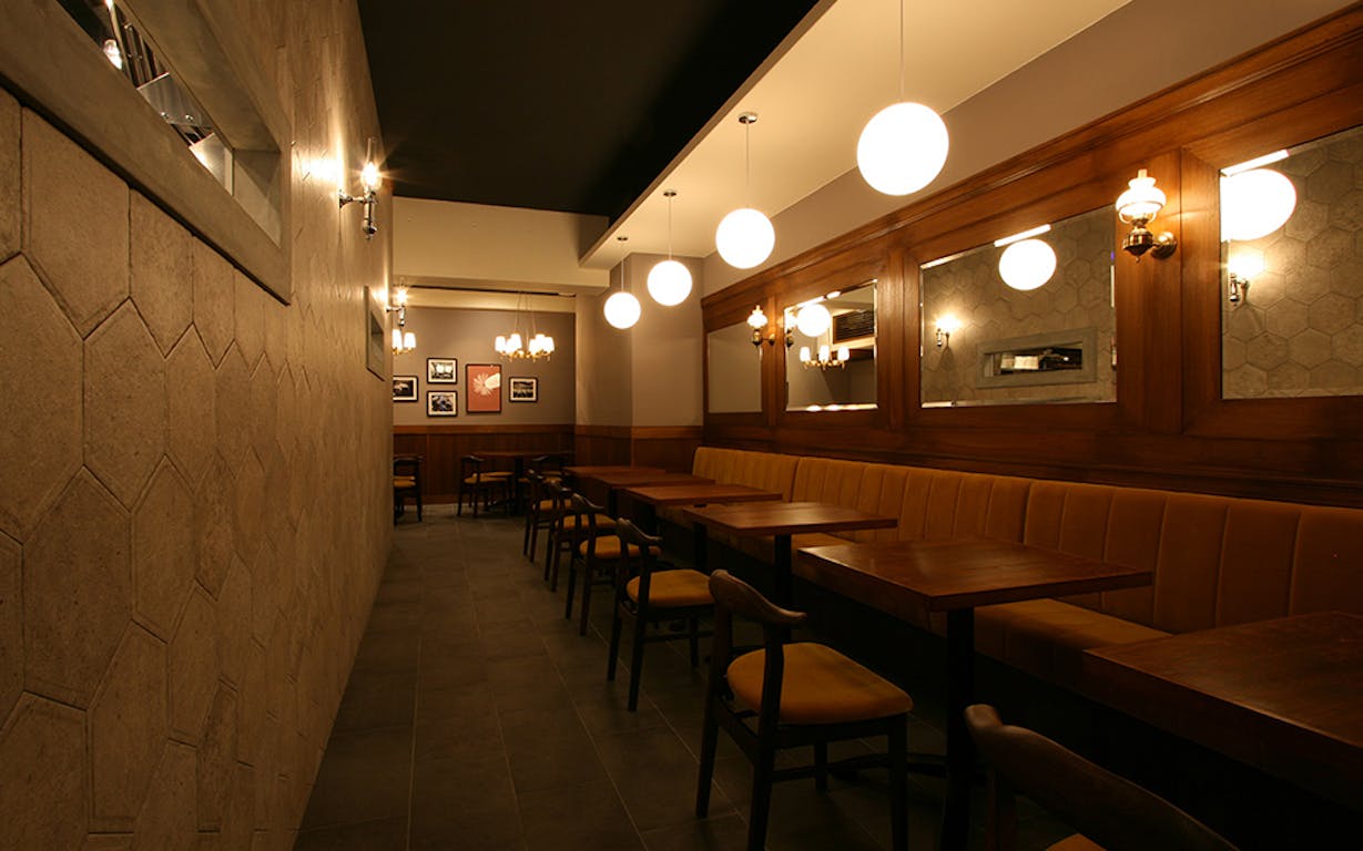 リストランテ ハナタニの店内