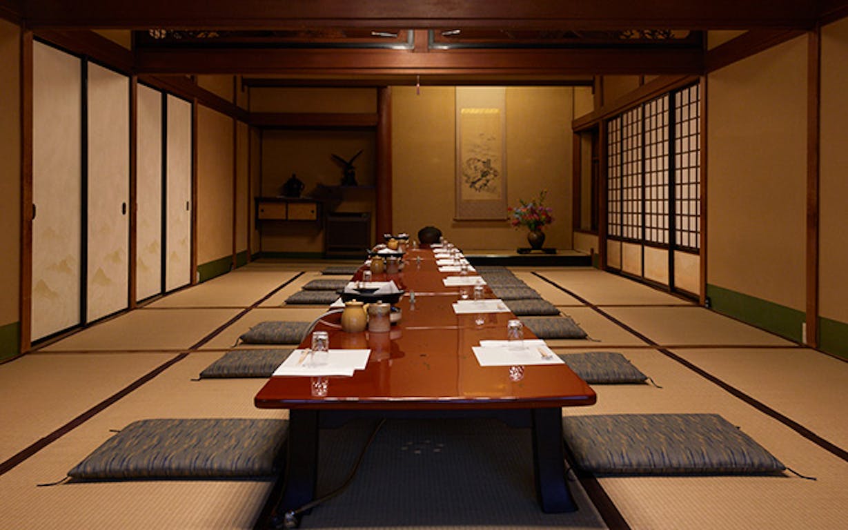 すき焼割烹日山の店内