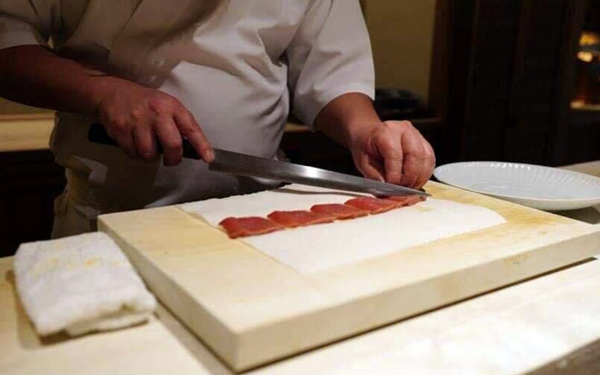 味あら井の荒井寛義氏が調理する様子