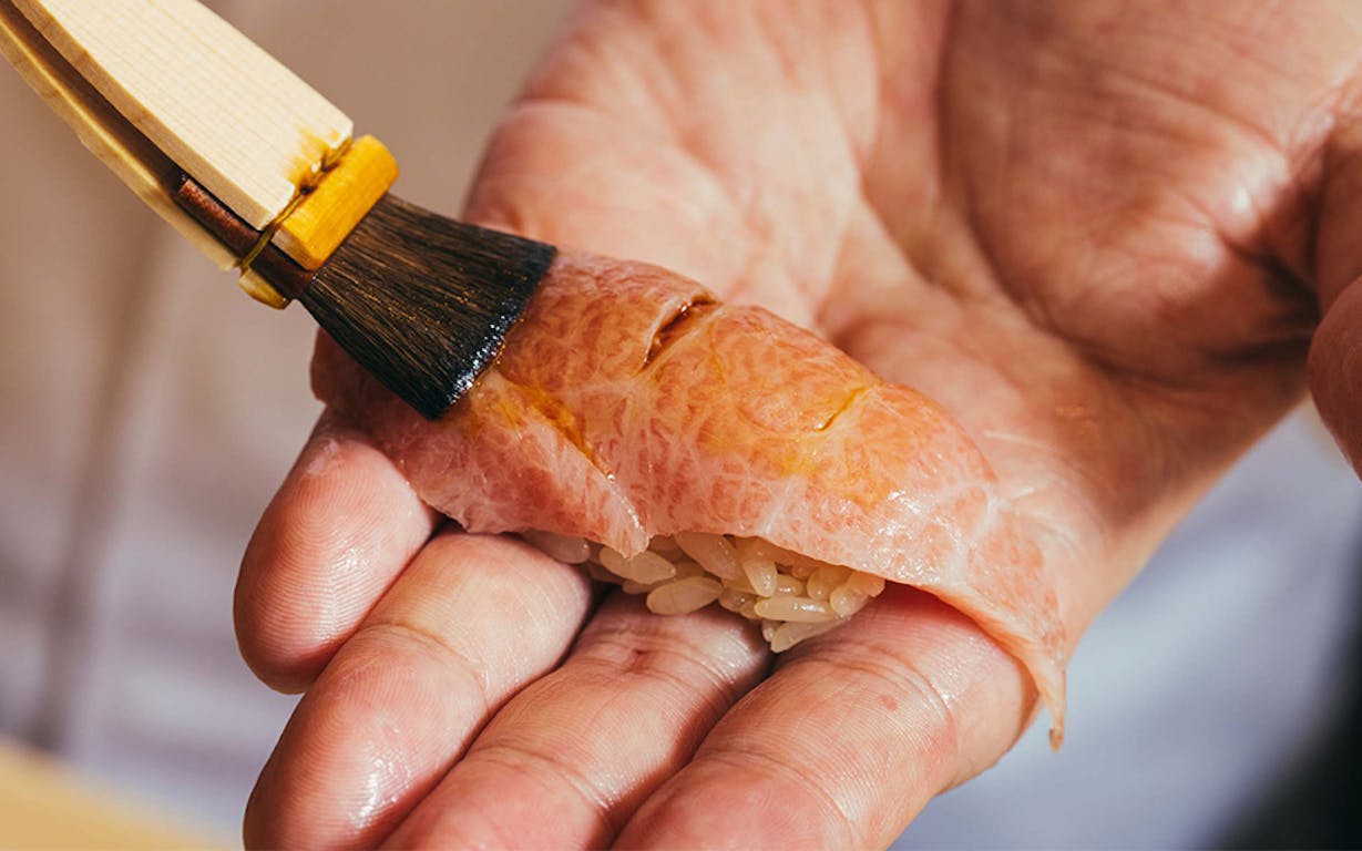 佐たけで寿司を提供する様子