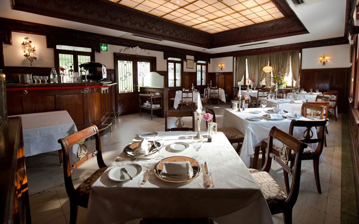 レストラン マダム・トキの店内