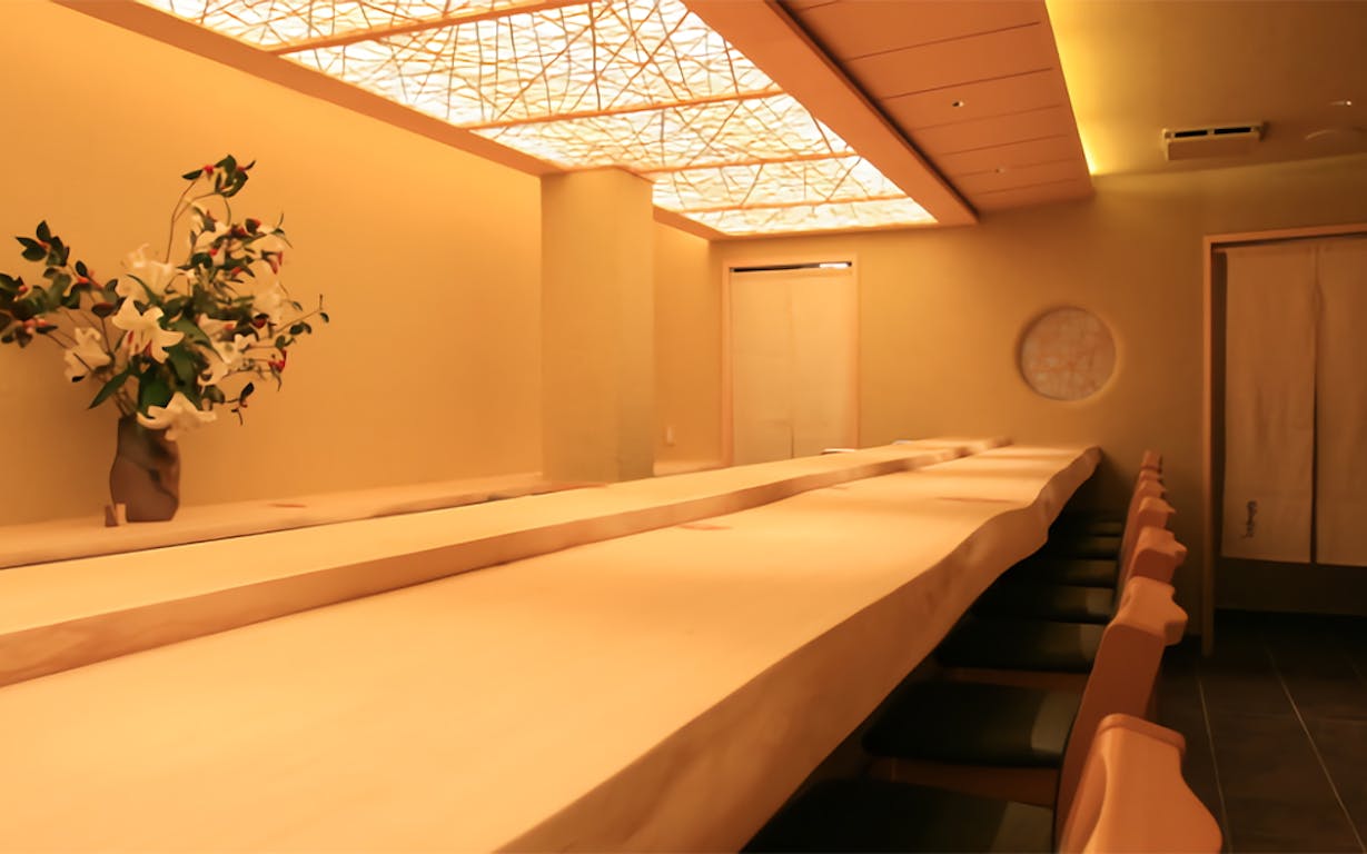 鮨 栄美古の店内