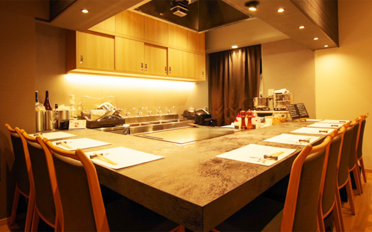 鉄板焼き 華粋の店内