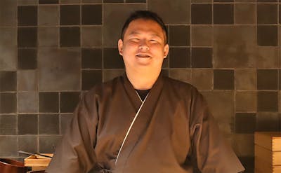 恵比寿「熟成鮨 万」白山洸氏に聞く、独学で辿り着いた“シャリをネタで食べる”こだわりの熟成鮨