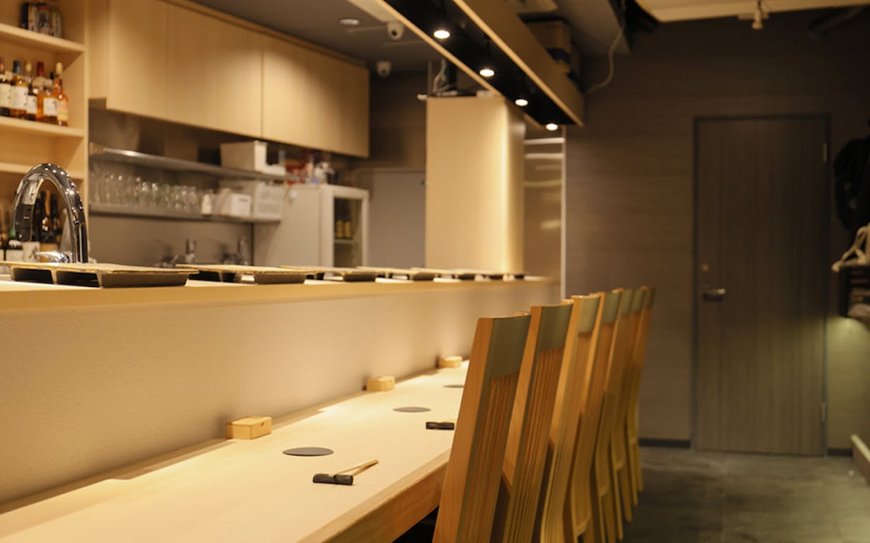 鮨 からす 十三店の店内