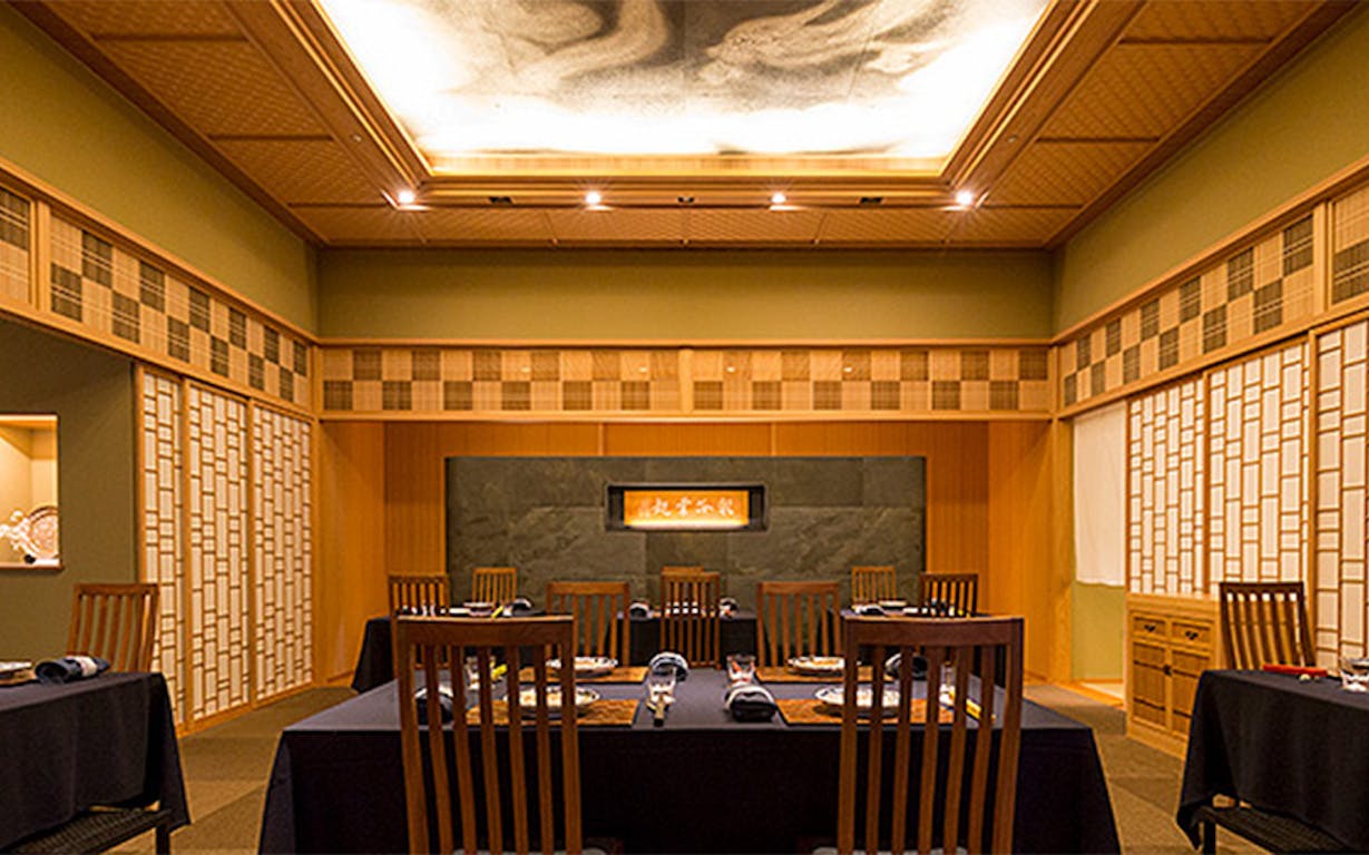 日本料理 龍吟の店内