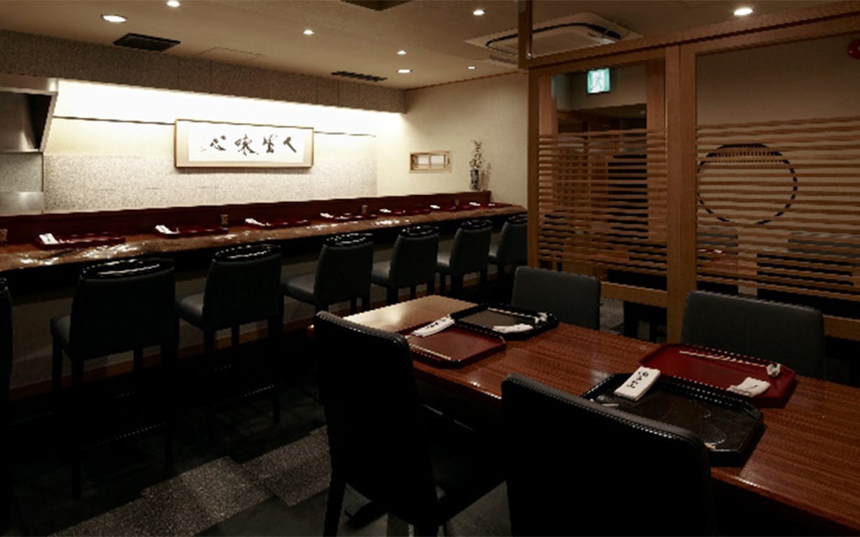 徳 うち山の店内