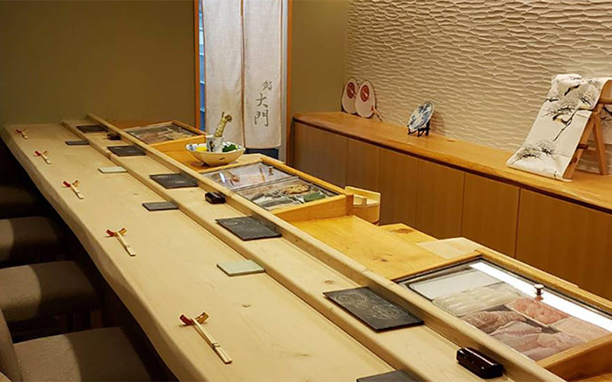 鮨 大門の店内